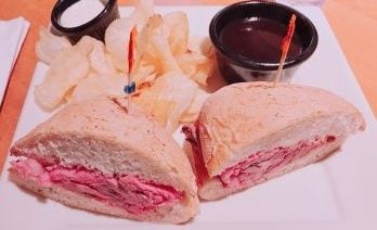 噂のローリーズのステーキがサンドイッチに