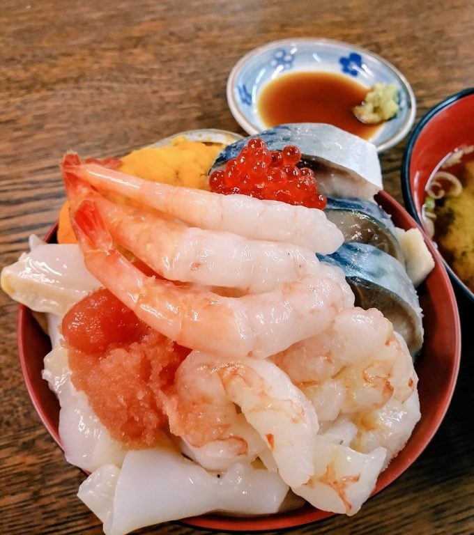 青森海鮮丼 八戸市営魚菜小売市場 海鮮丼